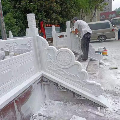 漢白玉旗臺欄板欄桿安裝，細節(jié)打磨處理