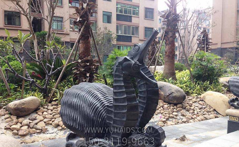 街道上擺放的一對黑色的玻璃鋼創(chuàng)意海馬雕塑