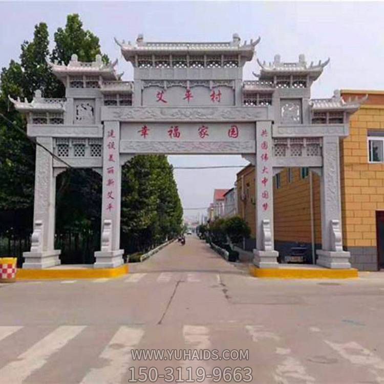 農(nóng)村鄉(xiāng)村新建設擺放青石雕刻仿古建筑三門五樓石牌坊雕塑