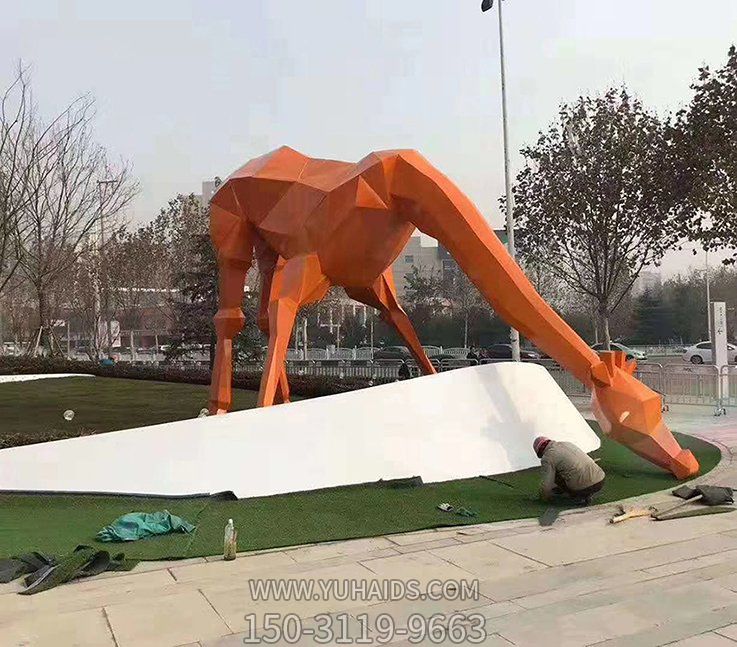 城市廣場(chǎng)草坪擺放大型創(chuàng)意玻璃鋼幾何大型長(zhǎng)頸鹿低頭覓食雕塑