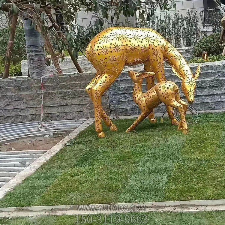 不銹鋼鏤空母子鹿，金色梅花鹿雕塑