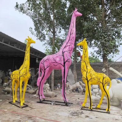 動(dòng)物園玻璃鋼卡通彩繪戶(hù)外園林幾何鏤空長(zhǎng)頸鹿梅花鹿雕塑