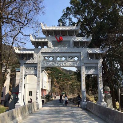 村口石牌坊，三間四柱石雕牌樓