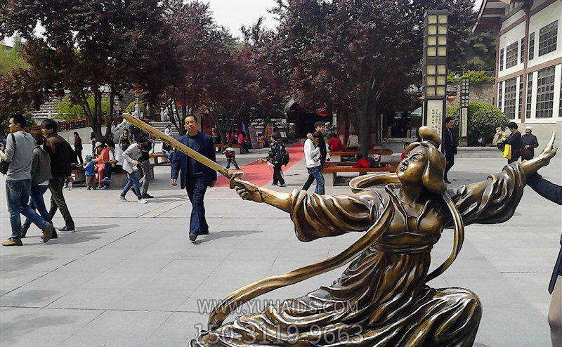 步行街古代美女舞劍人物玻璃鋼仿銅雕 步行街古代美女舞劍人物玻璃鋼仿銅雕