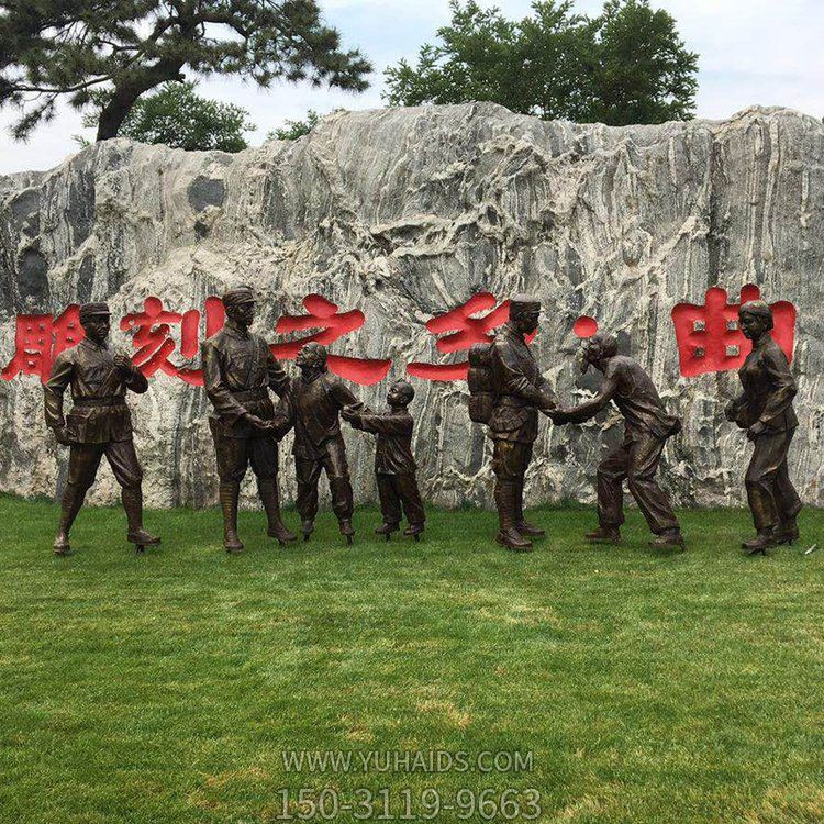 玻璃鋼仿銅人物，八路軍和鄉(xiāng)親握手的景觀擺件雕塑