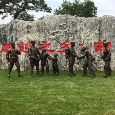 玻璃鋼仿銅人物，八路軍和鄉(xiāng)親握手的景觀擺件