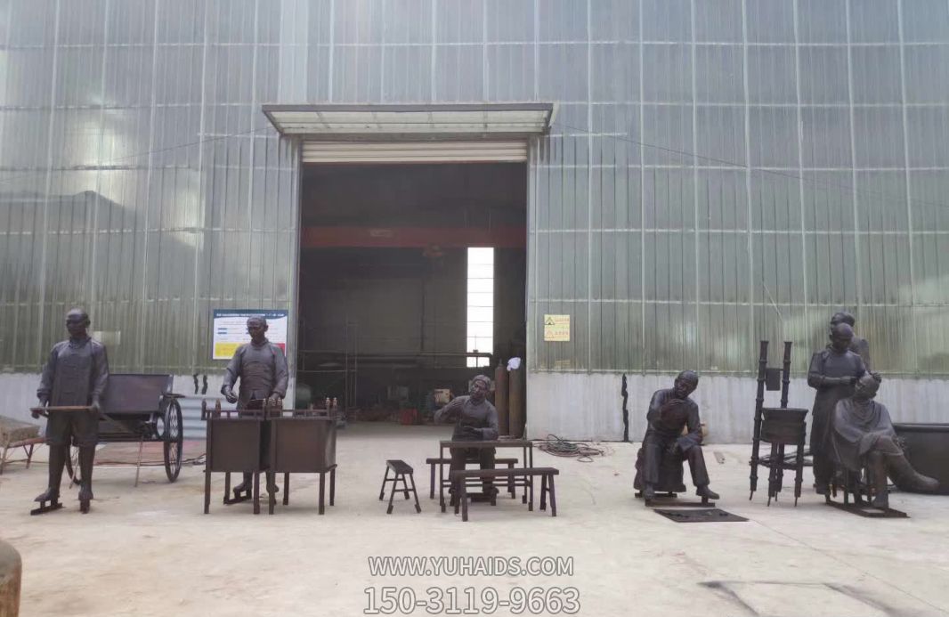 民俗街邊擺各種商販攤?cè)宋锊Aт摲裸~雕雕塑