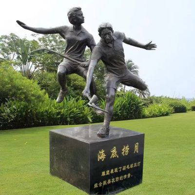 打羽毛球，鑄銅體育運(yùn)動(dòng)人物景觀雕塑