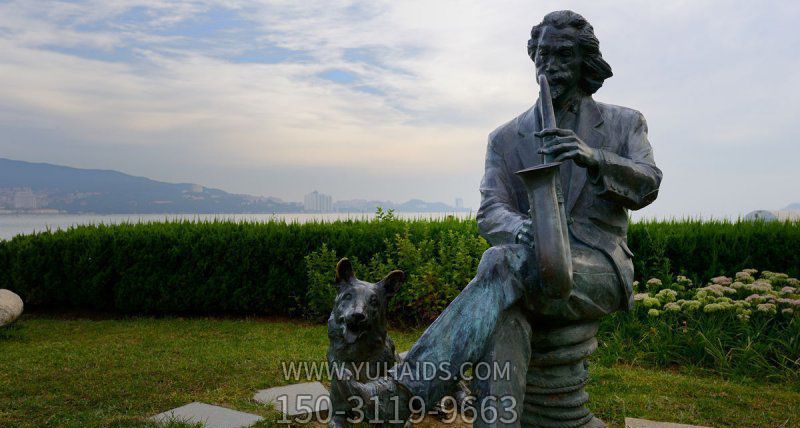 公園廣場創(chuàng)意不銹鋼仿銅坐在男人身旁聽音樂的狗雕塑