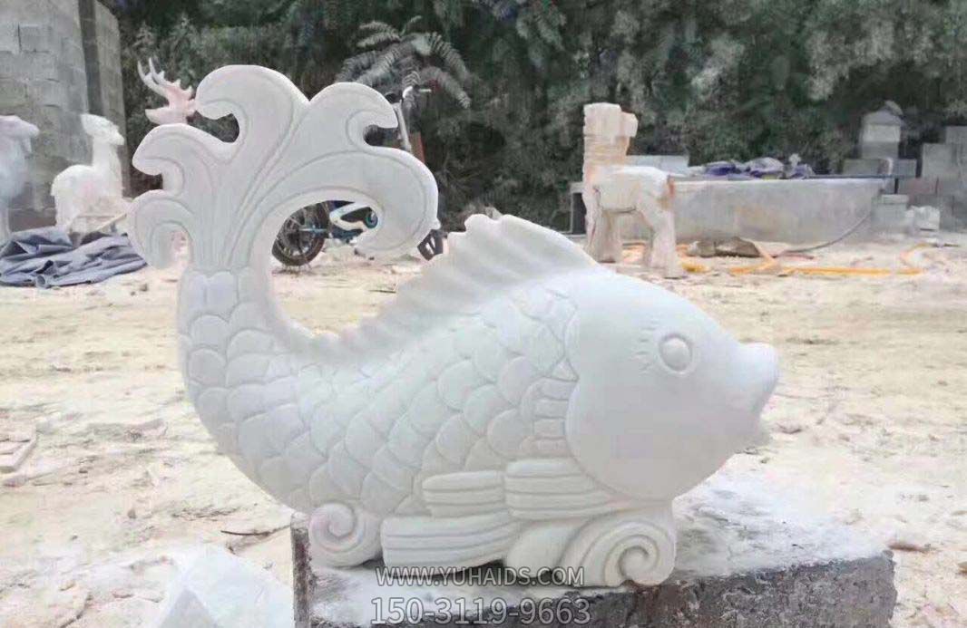 公園里擺放的鯉魚(yú)漢白玉石雕創(chuàng)意噴水雕塑