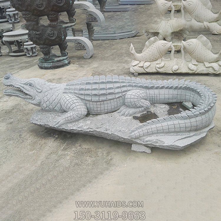 動物園戶外水池?cái)[放青石雕刻鱷魚雕塑