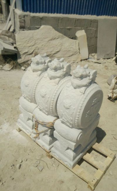 庭院門(mén)口擺放漢白玉抱鼓石招財(cái)石門(mén)墩