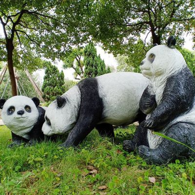 玻璃鋼熊貓雕塑，園林草叢動(dòng)物擺件