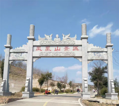 景區(qū)入口石牌坊，沖天式三間四柱牌坊