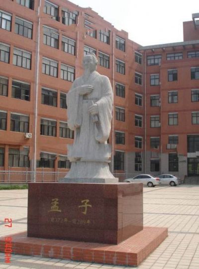 大學校園擺放大理石古代儒家學派代表人物孟子石雕