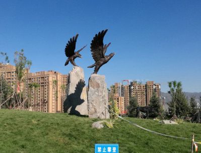 農(nóng)場(chǎng)兩只飛翔的樹(shù)脂老鷹雕塑
