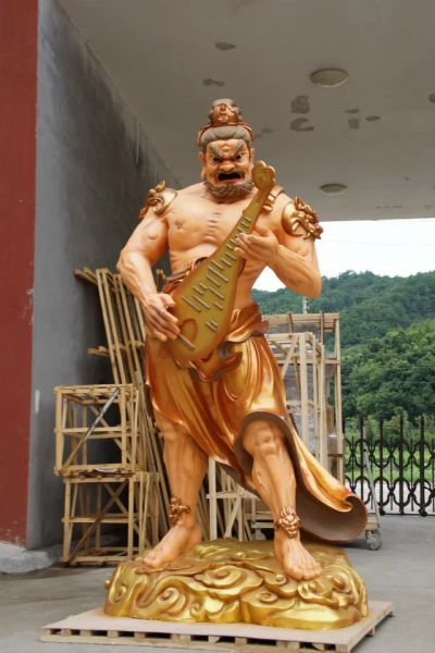 戶外景區(qū)大型仿真人物景觀玻璃鋼噴金烤漆手拿琵琶的天王雕塑