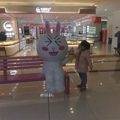 商場(chǎng)美陳擺件玻璃鋼卡通可妮兔雕塑