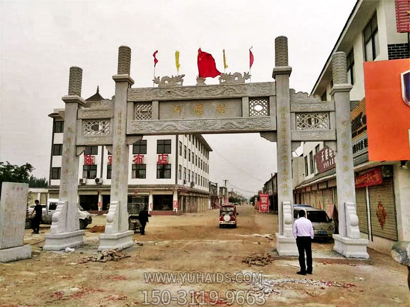 新農(nóng)村口擺放大理石三門(mén)四柱牌坊雕塑