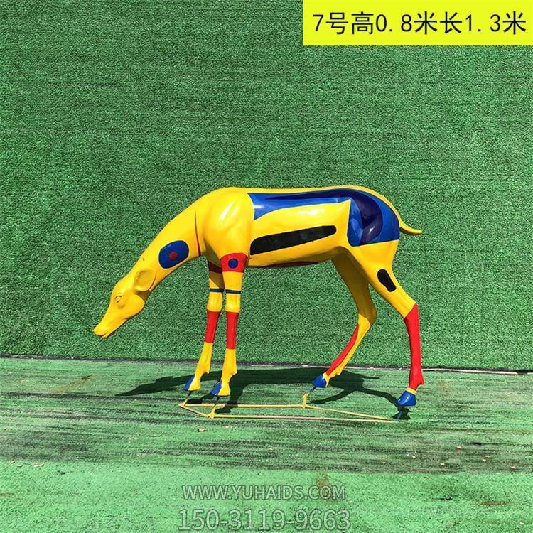 彩繪鹿，低頭玻璃鋼鹿雕塑