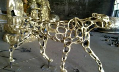 空心不銹鋼行走中的黃色金錢豹，科技創(chuàng)意雕塑