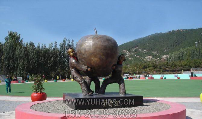 景區(qū)廣場(chǎng)兩個(gè)兒童抱著蘋(píng)果公園人物銅雕雕塑