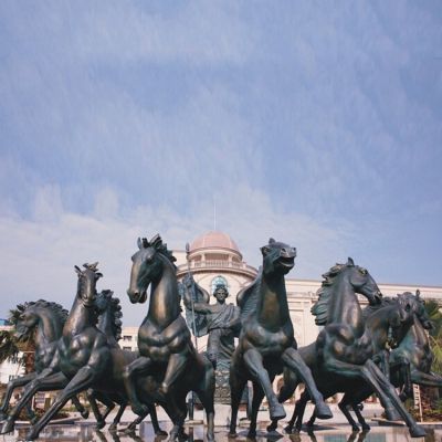 廣場大型玻璃鋼仿銅阿波羅展翅景觀雕塑，戶外園林馬群雕塑