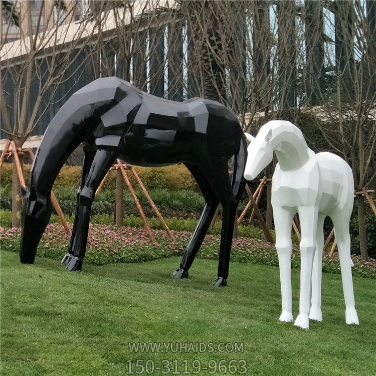 玻璃鋼馬兒，抽象塊面馬雕塑，黑白兩色，可改色