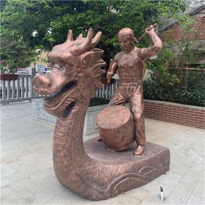 劃龍舟，龍頭龍舟敲大鼓的情景景觀雕塑